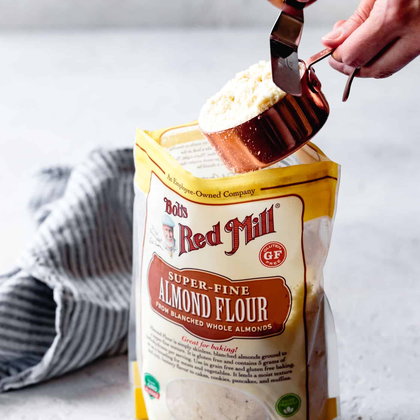 a hand measure gluten-free flour using the dip and sweep method